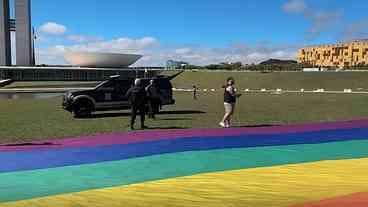 Polícia legislativa barra bandeira LGBTQIA+ no Congresso