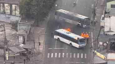 Criminosos usam ônibus e queimam barricadas durante ação...