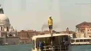 Homem escala teto de vaporetto e gera revolta em Veneza