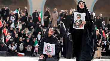 Funeral do aiatolá Ali Khamenei mobiliza iranianos