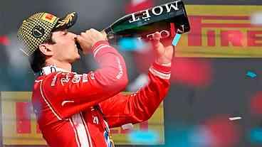Leclerc sobe ao lugar mais alto no pódio em Silverstone,...
