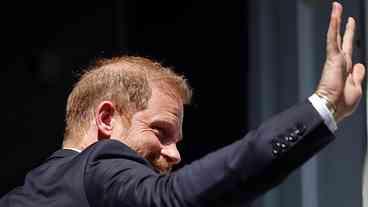 Justiça rejeita ação de Harry e Elton John contra Daily Mail