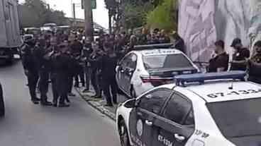 Avenida Brasil é interditada após ataque contra policiais...