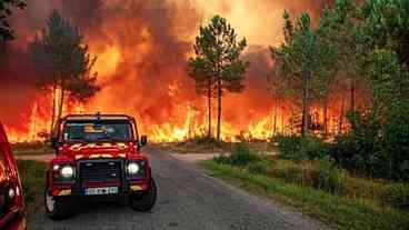 Incêndio florestal avança nos arredores de Paris