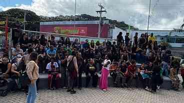 Educadores protestam contra terceirização em Arraial do Cabo
