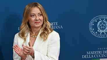 Meloni resiste a pressão por saída após derrota parlamentar