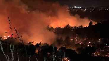Incêndios avançam na Itália e forçam evacuações na Sicília