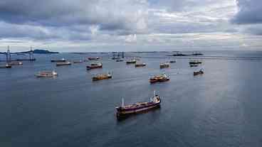 Ataque a navio em Ormuz eleva tensão entre EUA e Irã