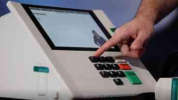 Assinatura digital e lacração reforçam segurança das urnas eletrônicas