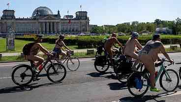 Ciclistas nus pedalam por Berlim em defesa do naturismo