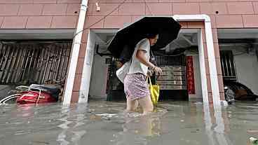 Ciclone causa enchentes e transtornos nos voos na China