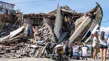 Papa expressa tristeza após terremoto na Colômbia