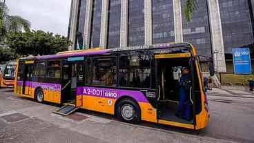 Rio ganha ônibus com sistema que facilita o embarque