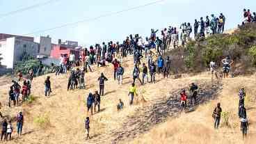 Nova onda de migrantes tenta entrar em território espanhol, no Marrocos