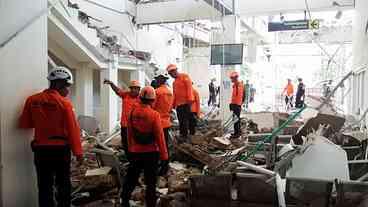 Buscas por vítimas de terremoto seguem na Indonésia
