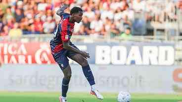 Atacante do Cagliari é levado à UTI após acidente em piscina