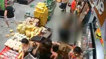Mulher morre após ataque a faca dentro de mercado em SP