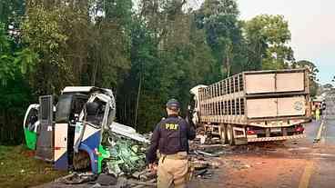 Colisão entre ônibus e caminhão deixa 23 mortos no Paraná