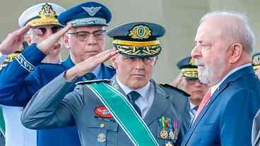 No Dia do Soldado, presidente volta a apoiar investimentos em Defesa