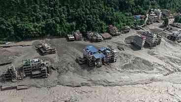 Enchentes deixam mortos e provocam destruição no Nepal