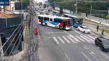 Criminosos sequestram ônibus e montam barricadas no Rio