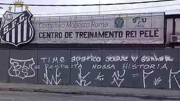 Torcedores protestam e picham muro do CT do Santos