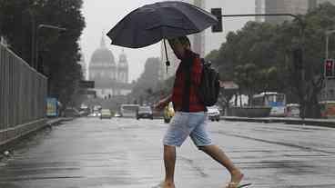 Frente fria traz chuva e ventos fortes ao Rio