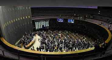Base aliada tenta votar PEC da escala 6x1 ainda nesta semana