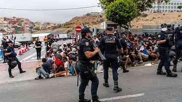 Ceuta vive crise migratória e embates políticos
