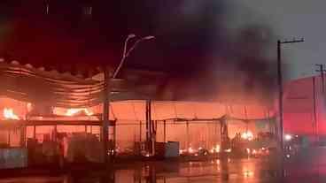 Incêndio deixa pavilhão da Ceagesp destruído, sem vítimas