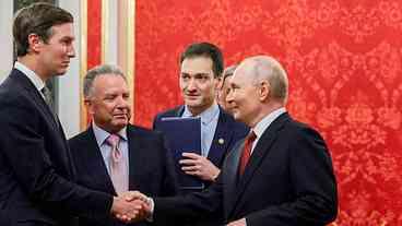 Emissários norte-americanos conversam com Putin sobre o fim da guerra