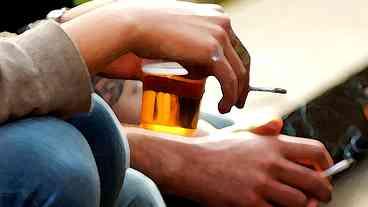 Alto consumo de álcool e cigarros pode causar danos permanentes à visão