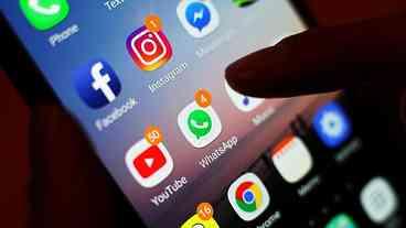 Redes sociais superam sites jornalísticos no acesso a notícias