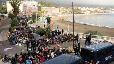 Tensão em Ceuta leva Espanha a transferir imigrantes para abrigo