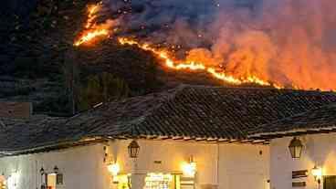 Incêndio é controlado nos arredores de cidade colonial da Colômbia