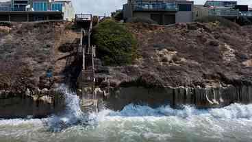 Avanço do mar destrói casas e praias na Califórnia