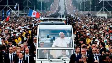 Papa Leão XVI é recebido em Paris por milhares de católicos