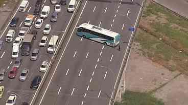 Ônibus escolares são usados como barricadas na Linha Vermelha