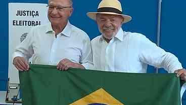 Lula vota no ABC Paulista e diz estar confiante na vitória