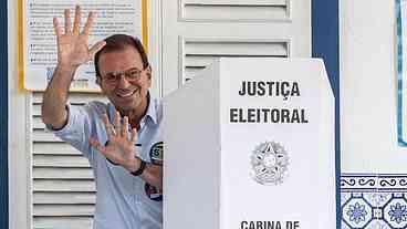 Paes vota na Zona Sul do Rio e demonstra otimismo com eleição