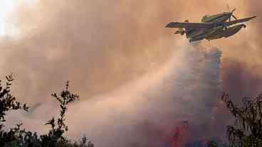 Equipes de combate a incêndios na Amazônia recebem apoio aéreo