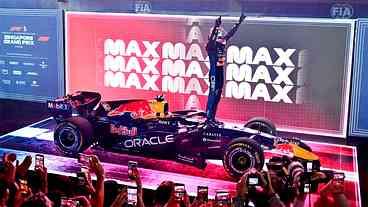 Verstappen domina o GP de Singapura e Antonelli chega em terceiro, com a mão na taça