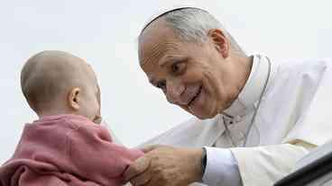 Papa será internado para cirurgia no pulmão, informa Vaticano