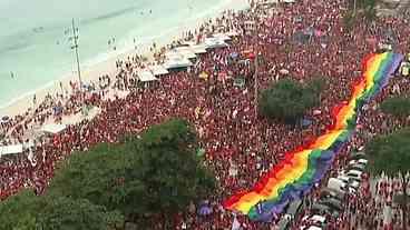 Protesto em defesa de Lula ocupa trecho da orla de Copacabana