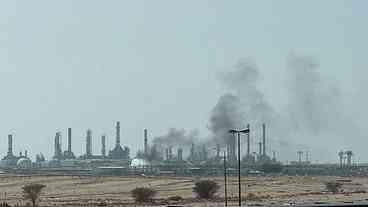 Houthis reivindicam ataques a aeroporto e refinaria sauditas