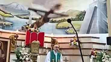 Padre morre atingido por crucifixo durante missa no Equador