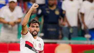 Flamengo vence o Bahia e mantém liderança do Brasileirão
