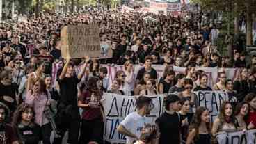 Estudantes e professores protestam na Grécia por mais...