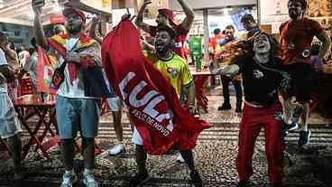 Paulista reúne multidão em festa pela vitória de Lula