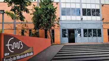 Rádio MEC recebe alunos da Escola de Música de Brasília